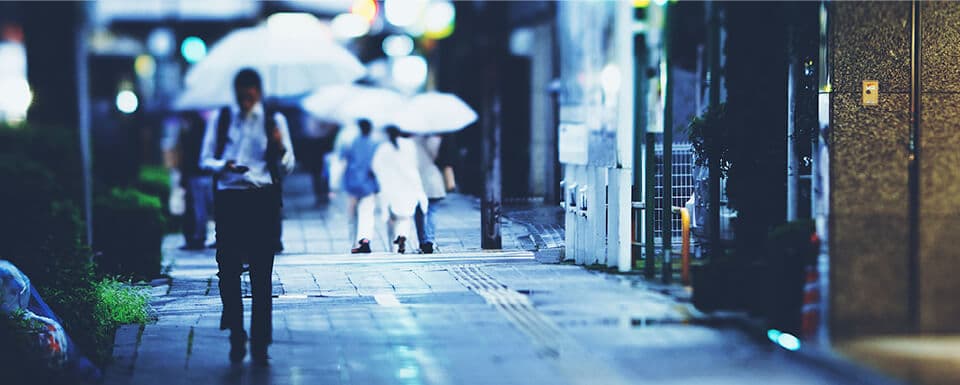 雨の中を歩く人